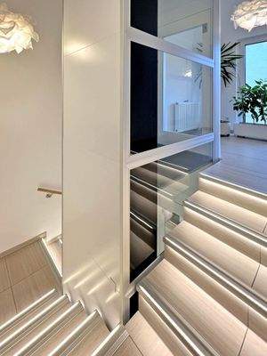 Treppenhaus mit Aufzug