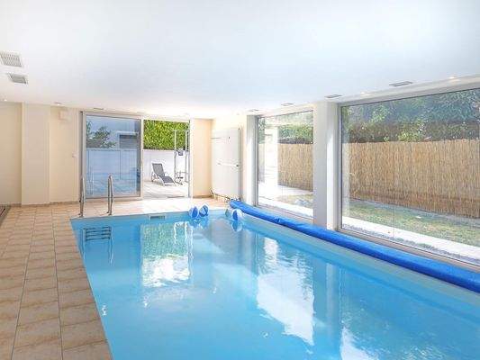 Großer Indoor-Pool