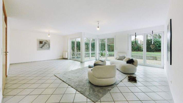 Lichtdurchflutet und bodentief