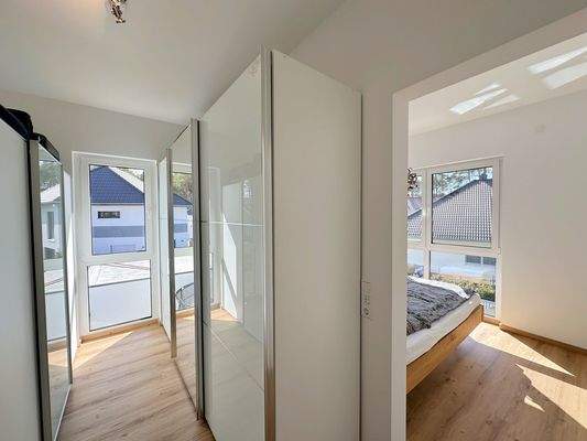 gemütliches Schlafzimmer mit Ankleidebereich