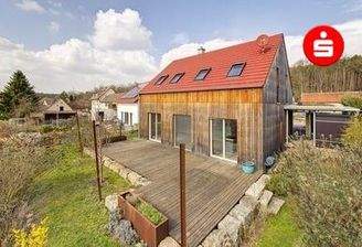 Hausansicht mit Terrasse