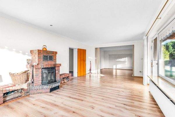 Wohnzimmer mit gemauerten Kamin