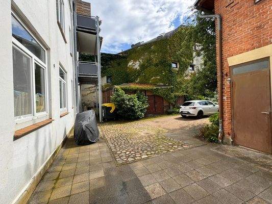 F-15-Innenhof_und_Parkplätze