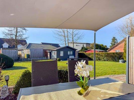 Blick von der Terrasse in den Garten.jpg