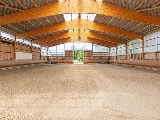 moderne Reithalle (20mx40m)mit französischer Bande