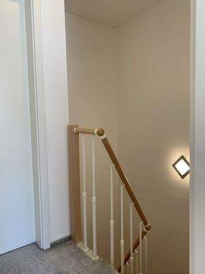 Flur und Treppe zum DG