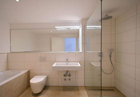 Bad mit Dusche und Wanne