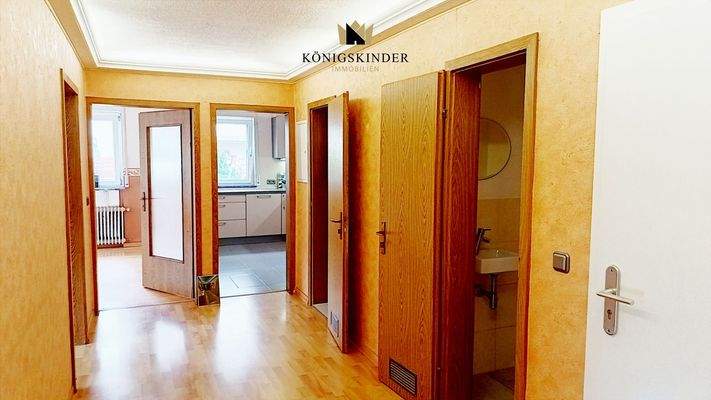 Flur mit Blick in Küche und Wohnzimmer