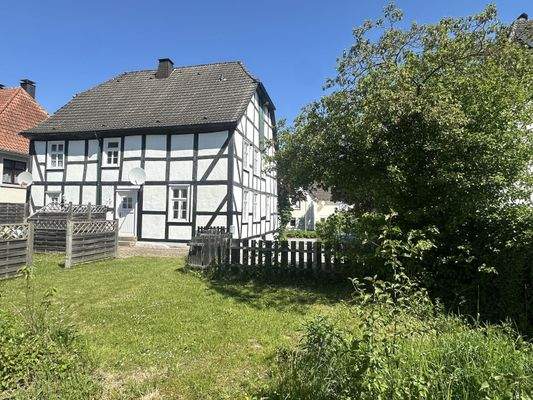 Eingang Wohnung 2 und Gartenansicht 