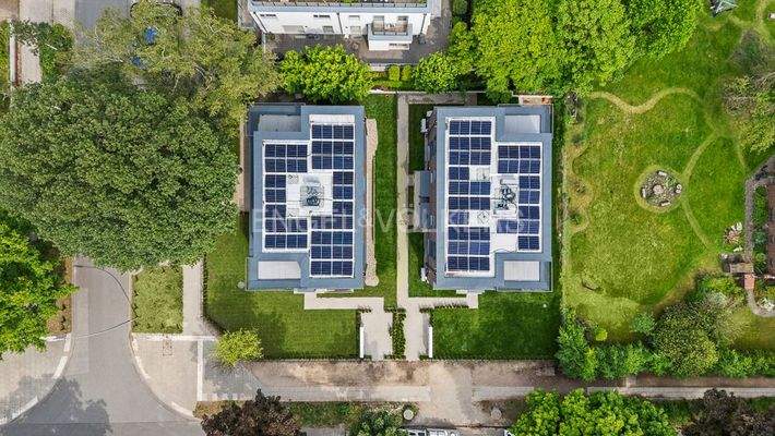 Blick auf das Dach mit Solar, Wärmepumpe und Photovoltaik
