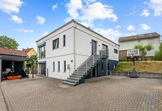 Ansicht mit Park- und Hofflächen