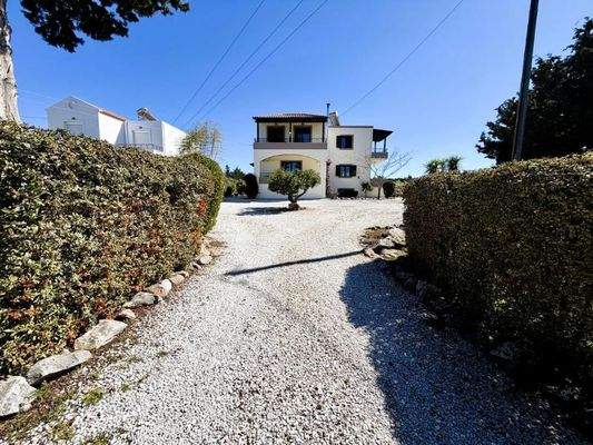 Villa mit Panoramablick auf Meer und weiße Berge auf einem 5.159 m² großen Privatgrundstück