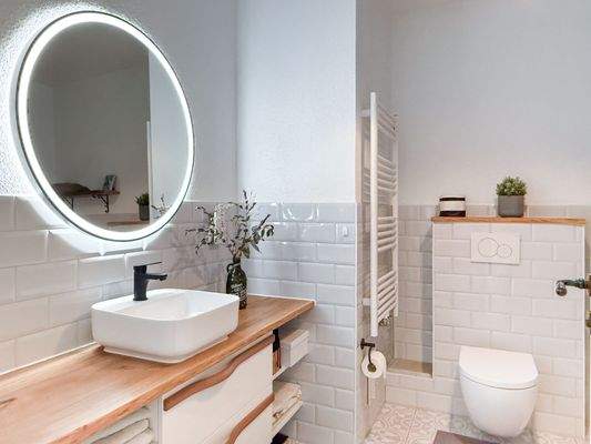 Modernes Vollbad im 1. Obergeschoss