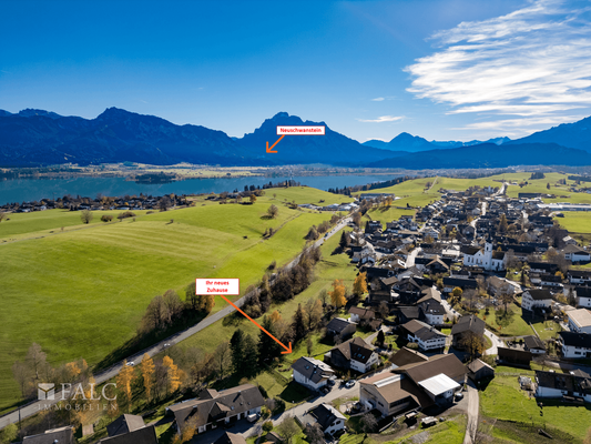 Lage Gebäude mit Bergblick