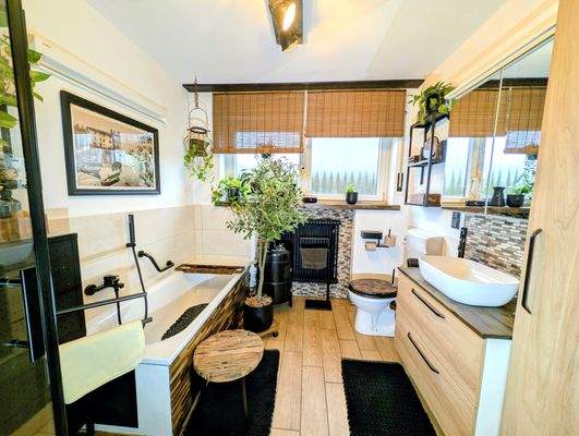 Modernes Badezimmer der Erdgeschosswohnung... 