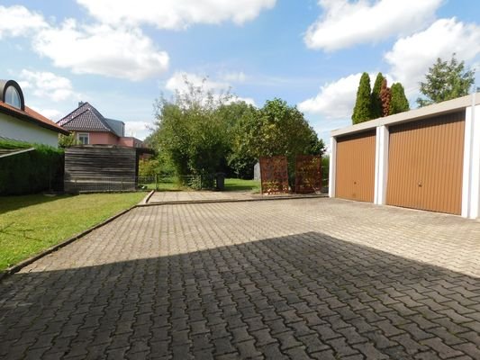 Garage und Blick in den Garten