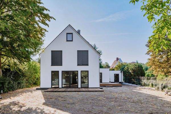 Architektonisch klare Rückansicht des Hauses