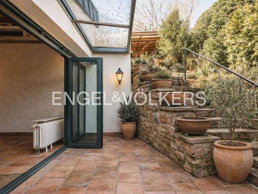 Haupteingang (mit Künstlicher Intelligenz optimiert)