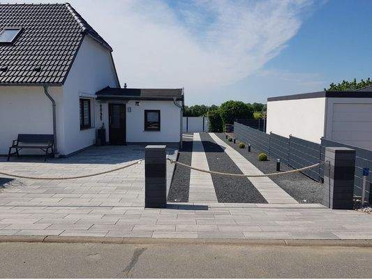 Auffahrt mit Steingarten