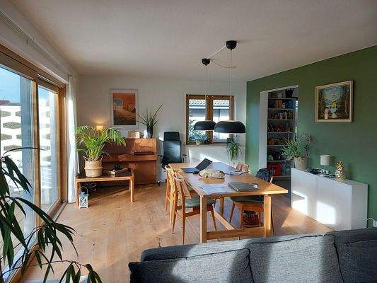 Esszimmer mit Durchgang zur Küche