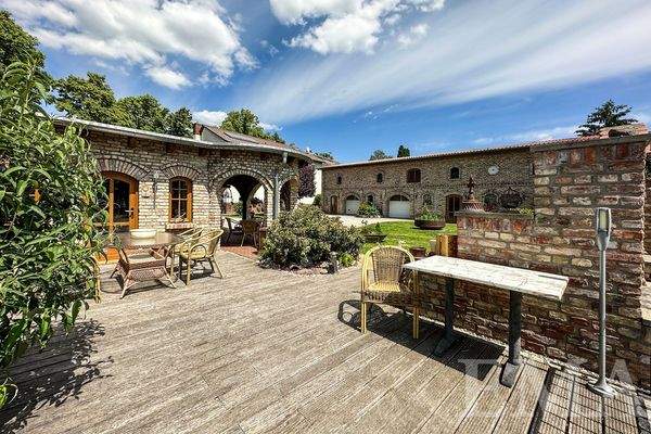 Blick von der Terrasse zum Innenhof