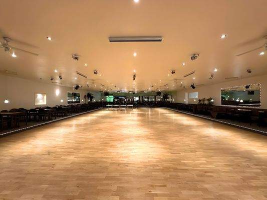 Großer Saal mit Parkettboden