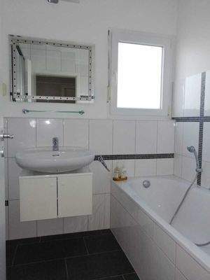 Bad (4,67qm) Dusche, Badewanne, WC, Fenster
