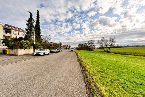 Haus &amp; Straße v. Westen