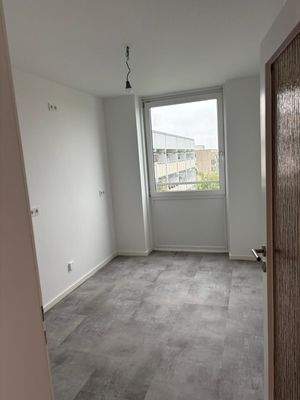 Leeres Zimmer mit Fenster