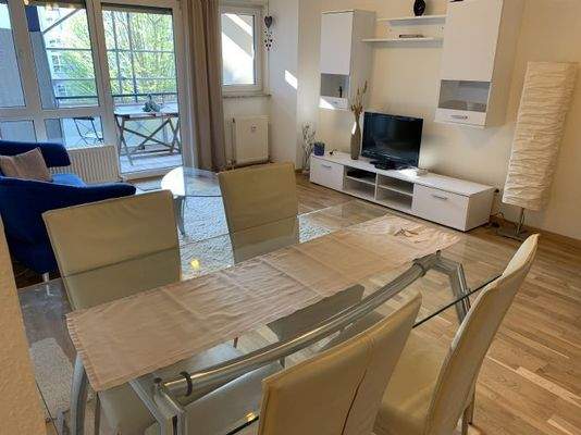 Blick von der Küche in den Wohnbereich