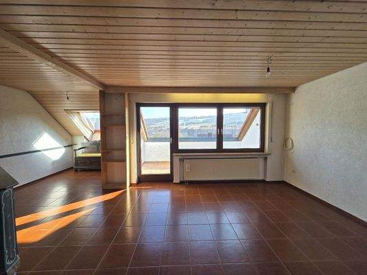 Großer, heller Wohn- u. Essbereich mit Balkonzugang