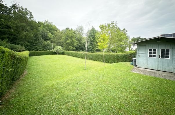 großer Garten mit Gartenhaus