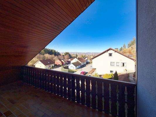 Balkon: Der Ausblick begleitet den Morgenkaffee und ruhige Stunden im Freien