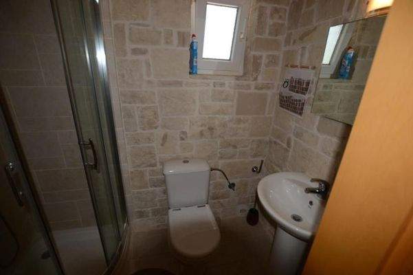 Freistehende Villa mit drei Schlafzimmern und Gästeapartment, Olivenhain und Pool