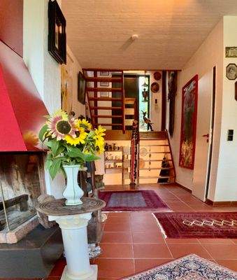 Flur mit Treppe ins Zwischengeschoss