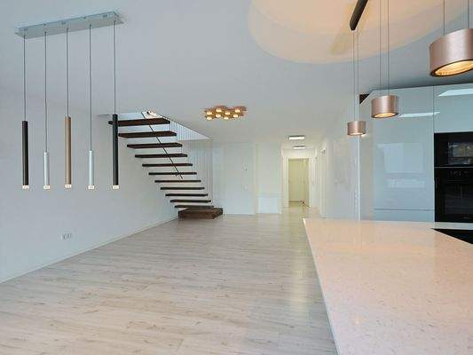 Heller und stilvoller Wohn- und Essbereich