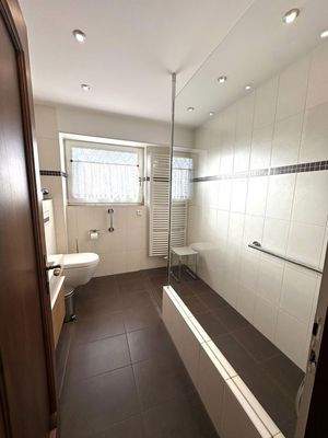 Moderne Bäder in EG/OG