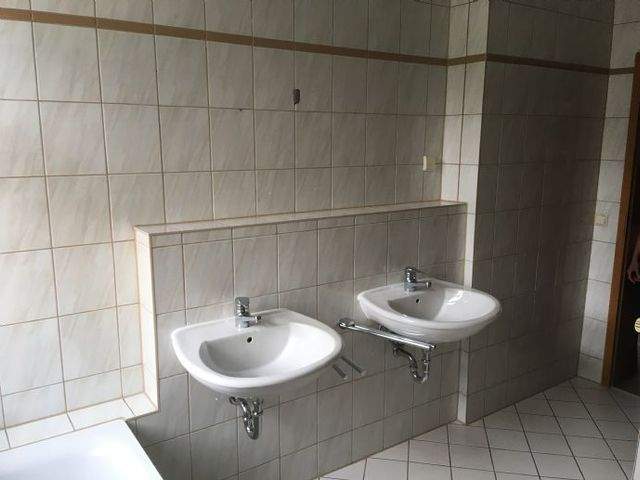 3 Raum Wohnung ab 08.26 in Wilkau-Haßlau zu vermieten, Tageslichtbad mit Dusche u. Wanne - Foto 3