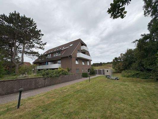 Ansicht auf das Haus und den Deich