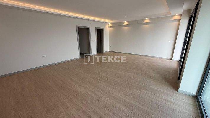 Spacious Apartment with Sea View in İzmir Karşıyaka Bostanlı