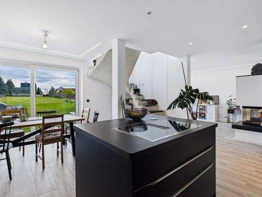 Küche mit Blick Wohnzimmer und Zugang OG