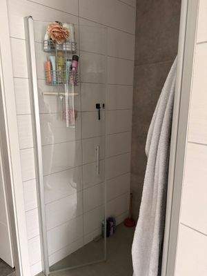 Moderne Dusche mit Regal