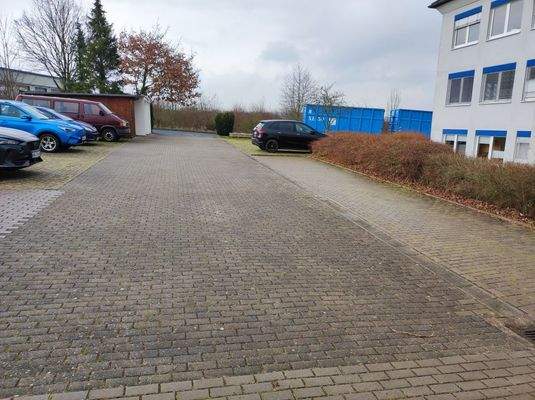 Stellplätze hinter dem Haus