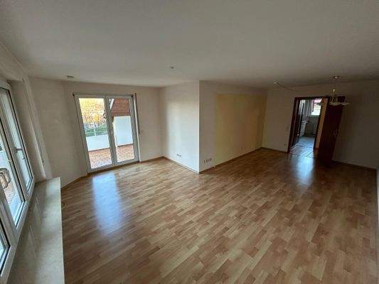 Wohn und Esszimmer mit Balkonzugang