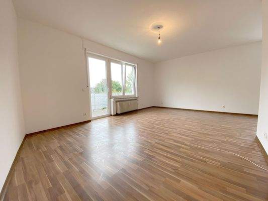 Wohnzimmer mit Balkon_01.JPG