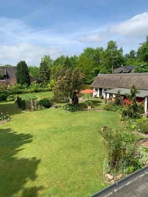 Gartenpanorama mit Nebengebäude