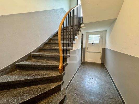 Hausflur mit massiver Treppe