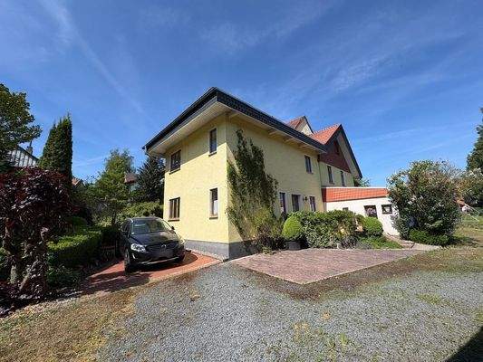 Seitenansicht mit 2 Pkw-Stellplätzen