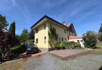 Seitenansicht mit 2 Pkw-Stellplätzen