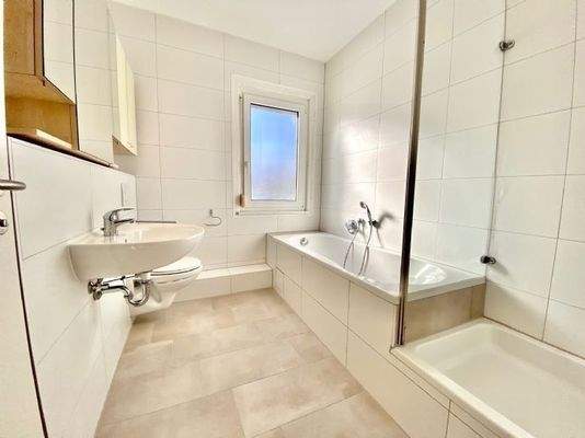 Badezimmer: Badewanne + Dusche 